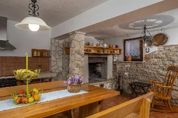 Villa for 8 Guests in Nedešćina with Pool