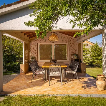 Villa for 8 Guests in Nedešćina with Pool