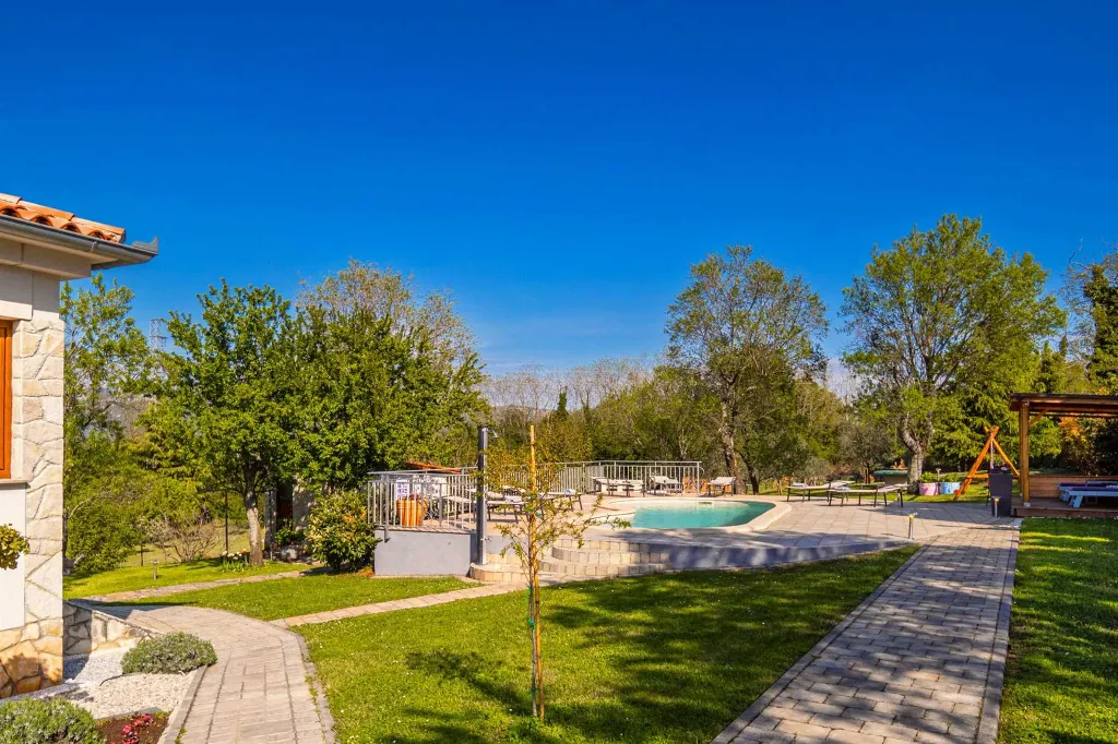 Villa for 8 Guests in Nedešćina with Pool