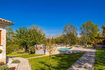 Villa for 8 Guests in Nedešćina with Pool