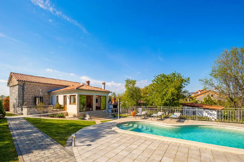 Villa for 8 Guests in Nedešćina with Pool