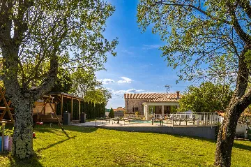 Villa for 8 Guests in Nedešćina with Pool