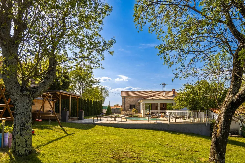 Villa for 8 Guests in Nedešćina with Pool