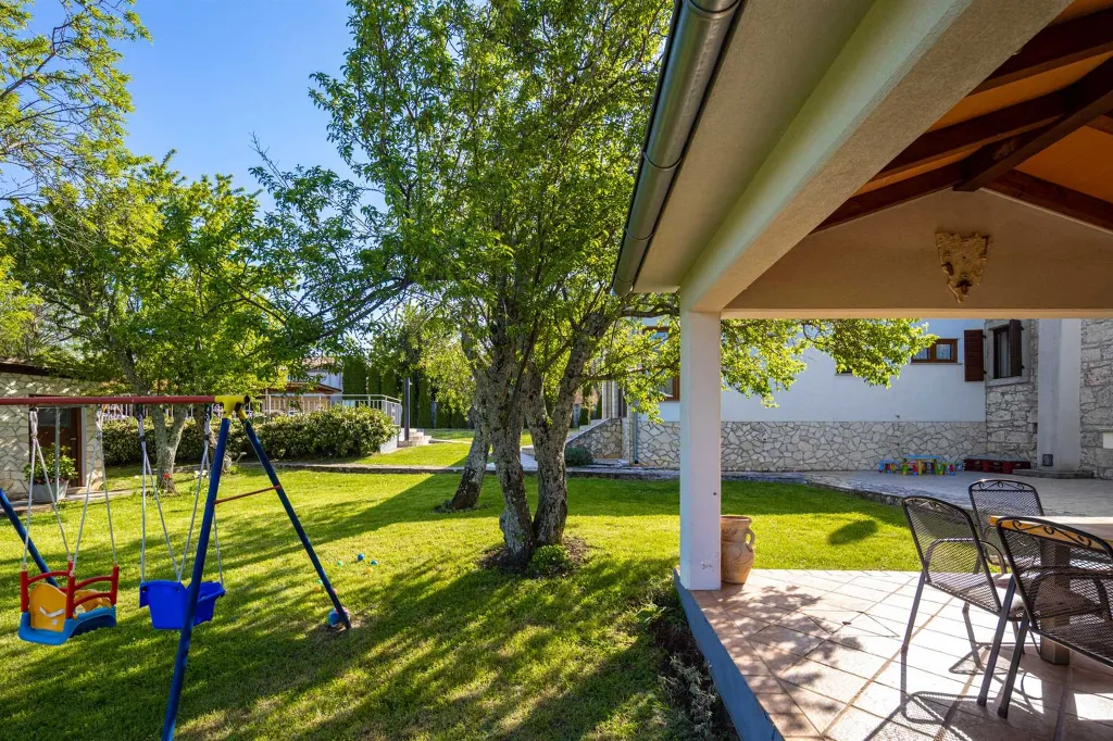 Villa for 8 Guests in Nedešćina with Pool