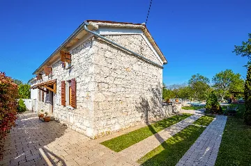 Villa for 8 Guests in Nedešćina with Pool