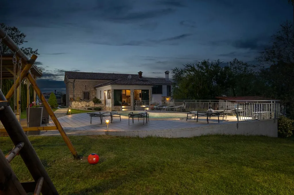 Villa for 8 Guests in Nedešćina with Pool