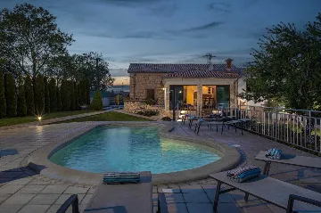 Villa for 8 Guests in Nedešćina with Pool