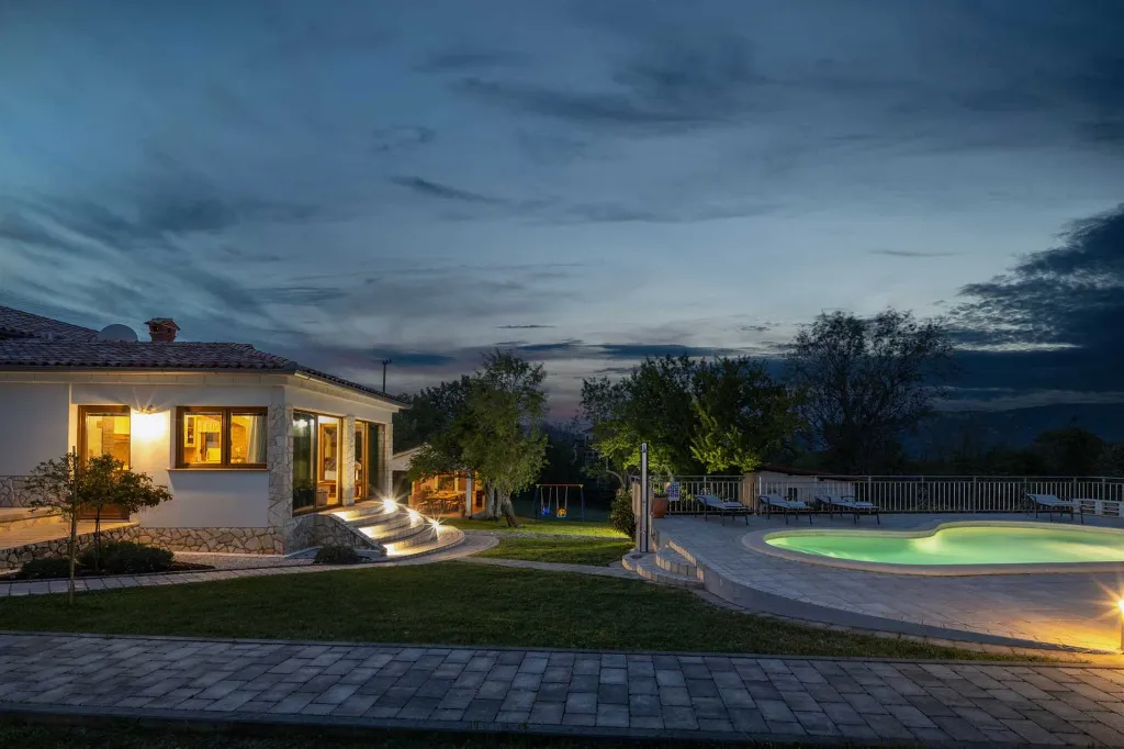 Villa for 8 Guests in Nedešćina with Pool