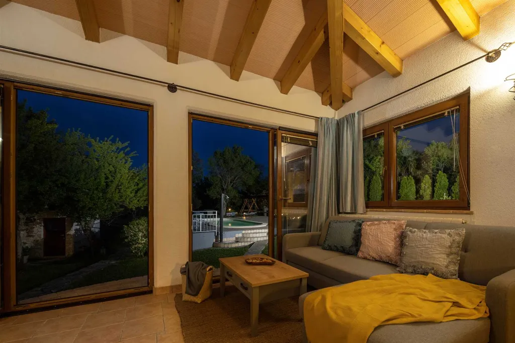 Villa for 8 Guests in Nedešćina with Pool