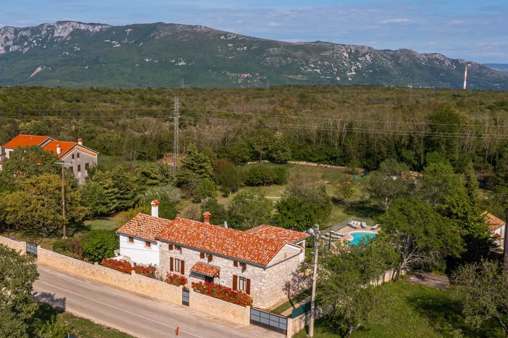 Villa for 8 Guests in Nedešćina with Pool