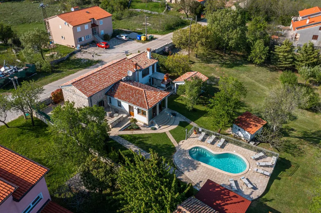 Villa for 8 Guests in Nedešćina with Pool