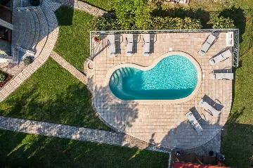 Villa for 8 Guests in Nedešćina with Pool