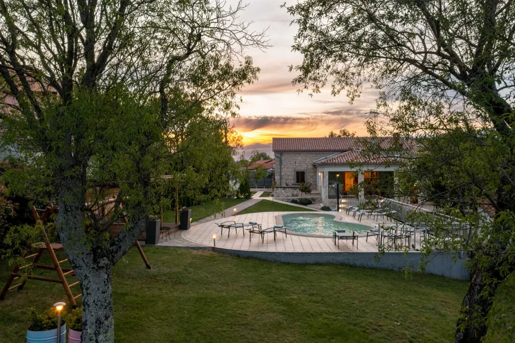 Villa for 8 Guests in Nedešćina with Pool