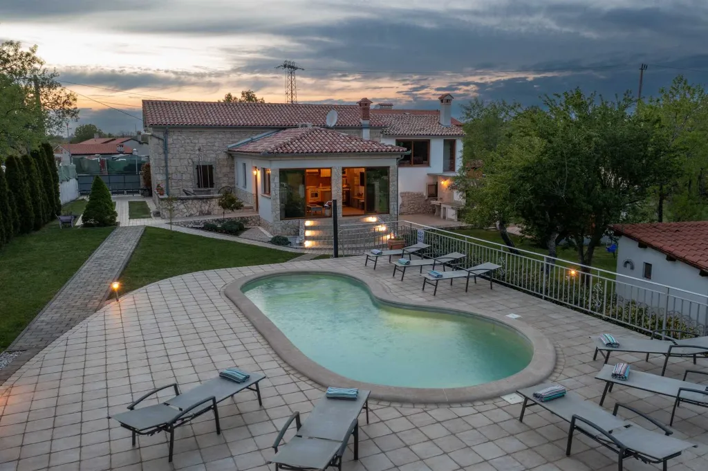 Villa for 8 Guests in Nedešćina with Pool