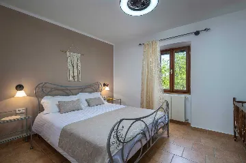 Villa for 8 Guests in Nedešćina with Pool