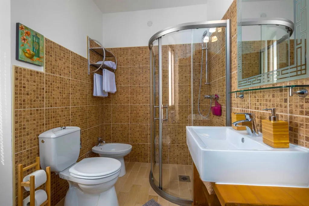Villa for 8 Guests in Nedešćina with Pool