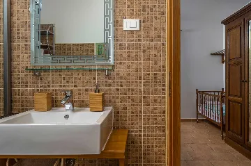 Villa for 8 Guests in Nedešćina with Pool