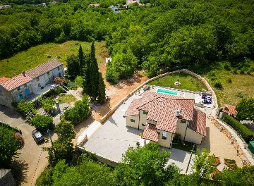 Three-Bedroom Villa with Heated Pool in Gostinjac