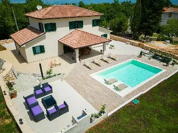 Three-Bedroom Villa with Heated Pool in Gostinjac