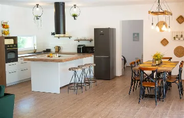 Three-Bedroom Villa with Heated Pool in Gostinjac