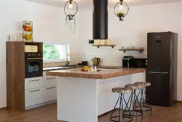 Three-Bedroom Villa with Heated Pool in Gostinjac