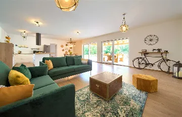 Three-Bedroom Villa with Heated Pool in Gostinjac