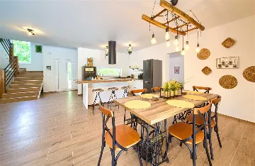 Three-Bedroom Villa with Heated Pool in Gostinjac