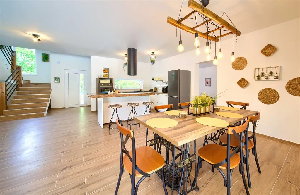 Three-Bedroom Villa with Heated Pool in Gostinjac