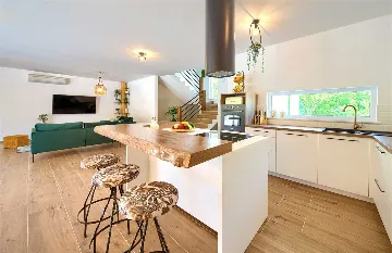 Three-Bedroom Villa with Heated Pool in Gostinjac