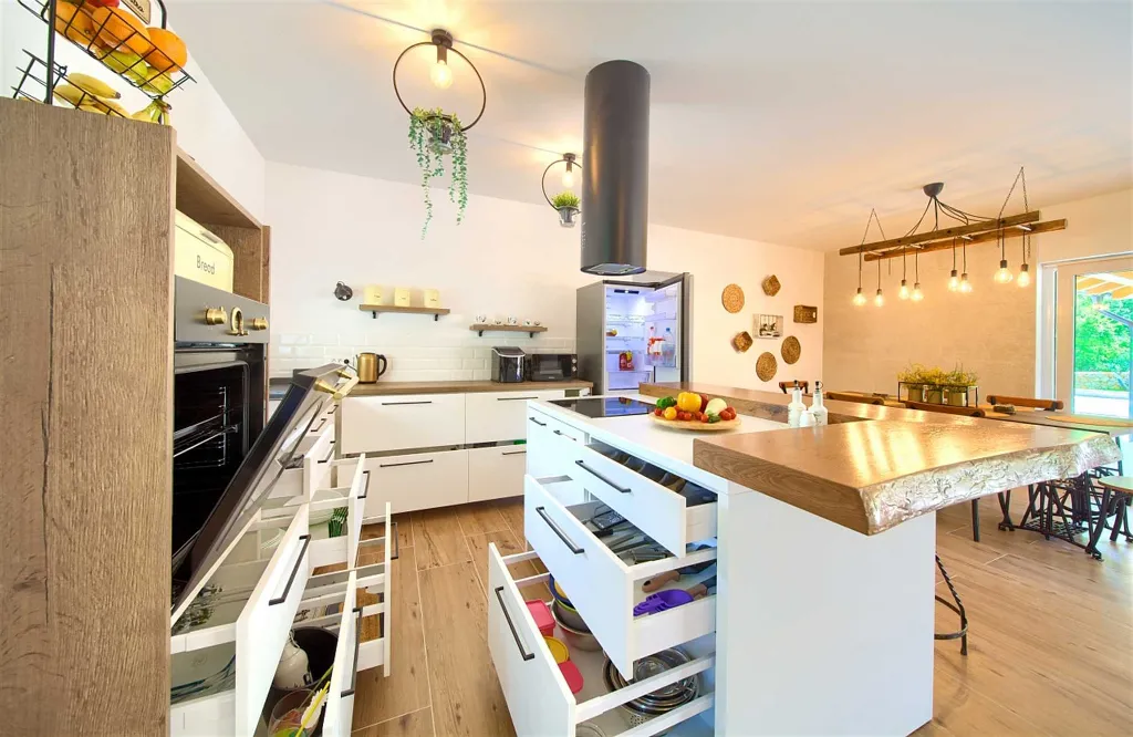 Three-Bedroom Villa with Heated Pool in Gostinjac
