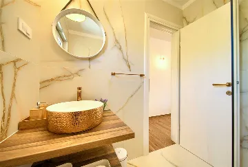 Three-Bedroom Villa with Heated Pool in Gostinjac