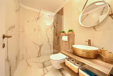 Three-Bedroom Villa with Heated Pool in Gostinjac