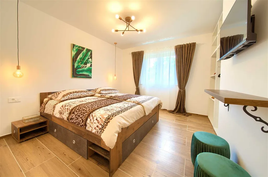 Three-Bedroom Villa with Heated Pool in Gostinjac