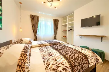 Three-Bedroom Villa with Heated Pool in Gostinjac