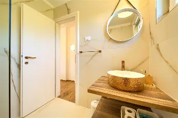 Three-Bedroom Villa with Heated Pool in Gostinjac