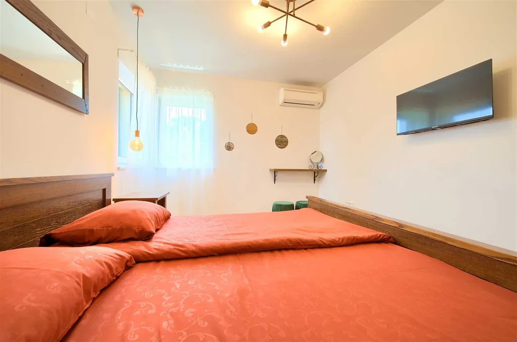 Three-Bedroom Villa with Heated Pool in Gostinjac