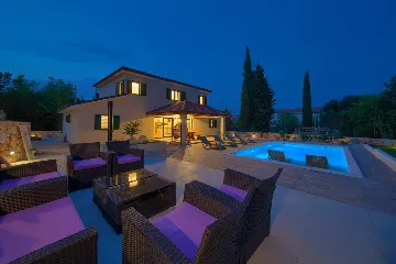 Three-Bedroom Villa with Heated Pool in Gostinjac