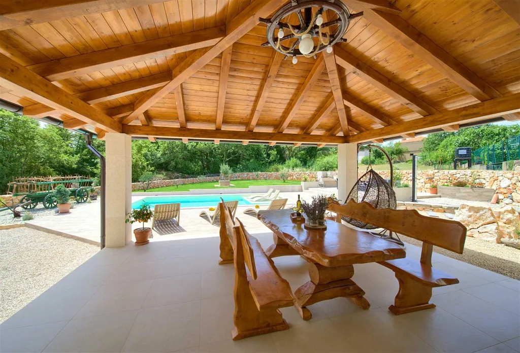 Three-Bedroom Villa with Heated Pool in Gostinjac