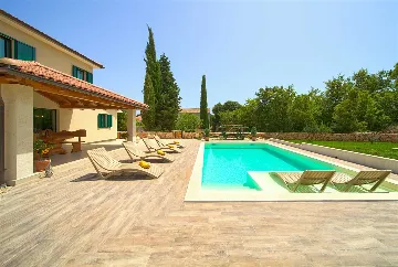 Three-Bedroom Villa with Heated Pool in Gostinjac