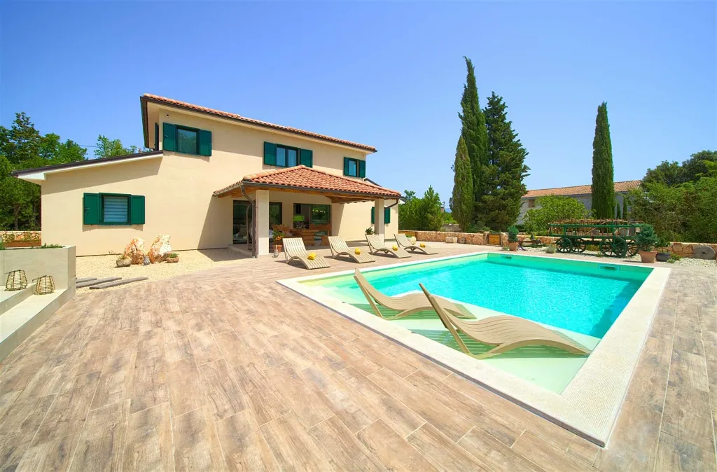 Three-Bedroom Villa with Heated Pool in Gostinjac
