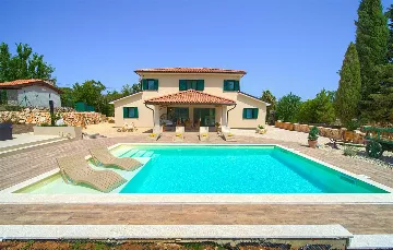 Three-Bedroom Villa with Heated Pool in Gostinjac
