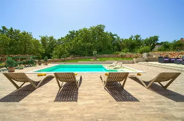 Three-Bedroom Villa with Heated Pool in Gostinjac