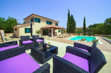 Three-Bedroom Villa with Heated Pool in Gostinjac