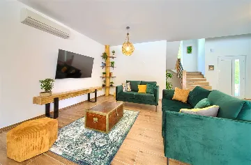 Three-Bedroom Villa with Heated Pool in Gostinjac