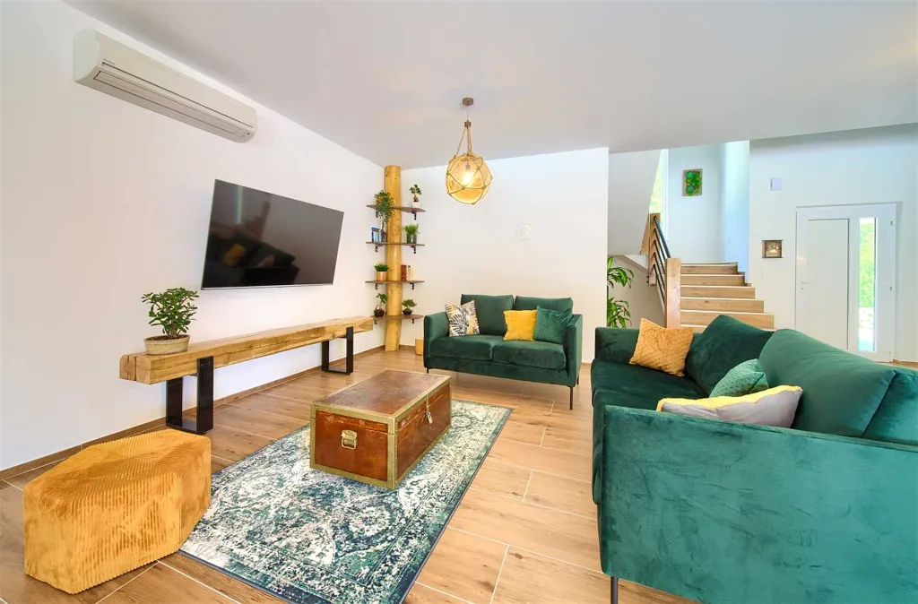 Three-Bedroom Villa with Heated Pool in Gostinjac
