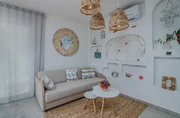 Apartment in Vantačići (Krk) for 4 Guests with Hot Tub