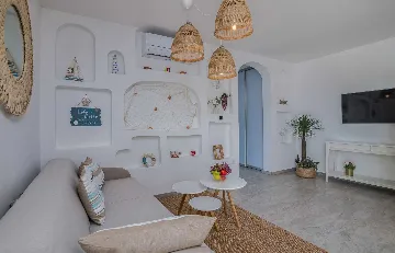 Apartment in Vantačići (Krk) for 4 Guests with Hot Tub