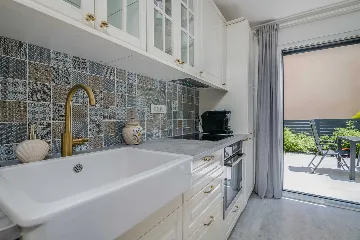 Apartment in Vantačići (Krk) for 4 Guests with Hot Tub