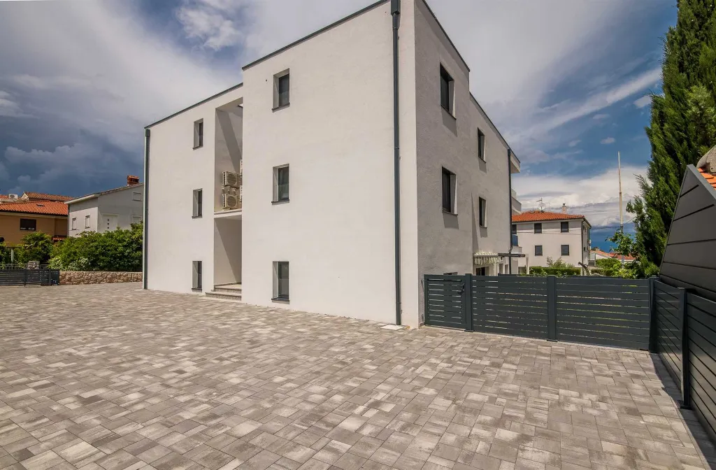 Apartment in Vantačići (Krk) for 4 Guests with Hot Tub