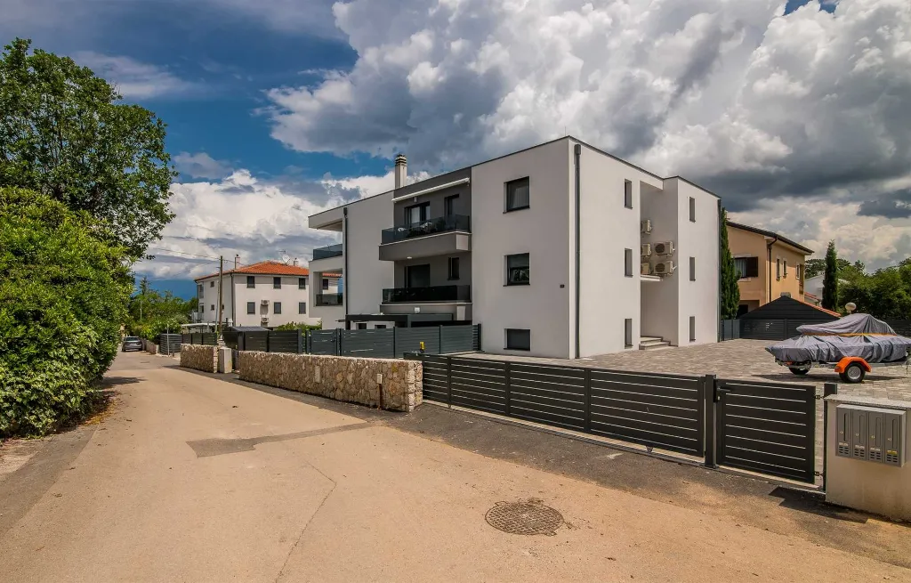 Apartment in Vantačići (Krk) for 4 Guests with Hot Tub